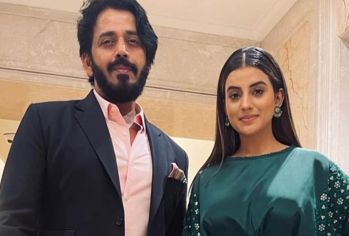 bhojpuri actress akshara singh thanks ravi kishan to give her chance in satyamev jayate shared picture with him