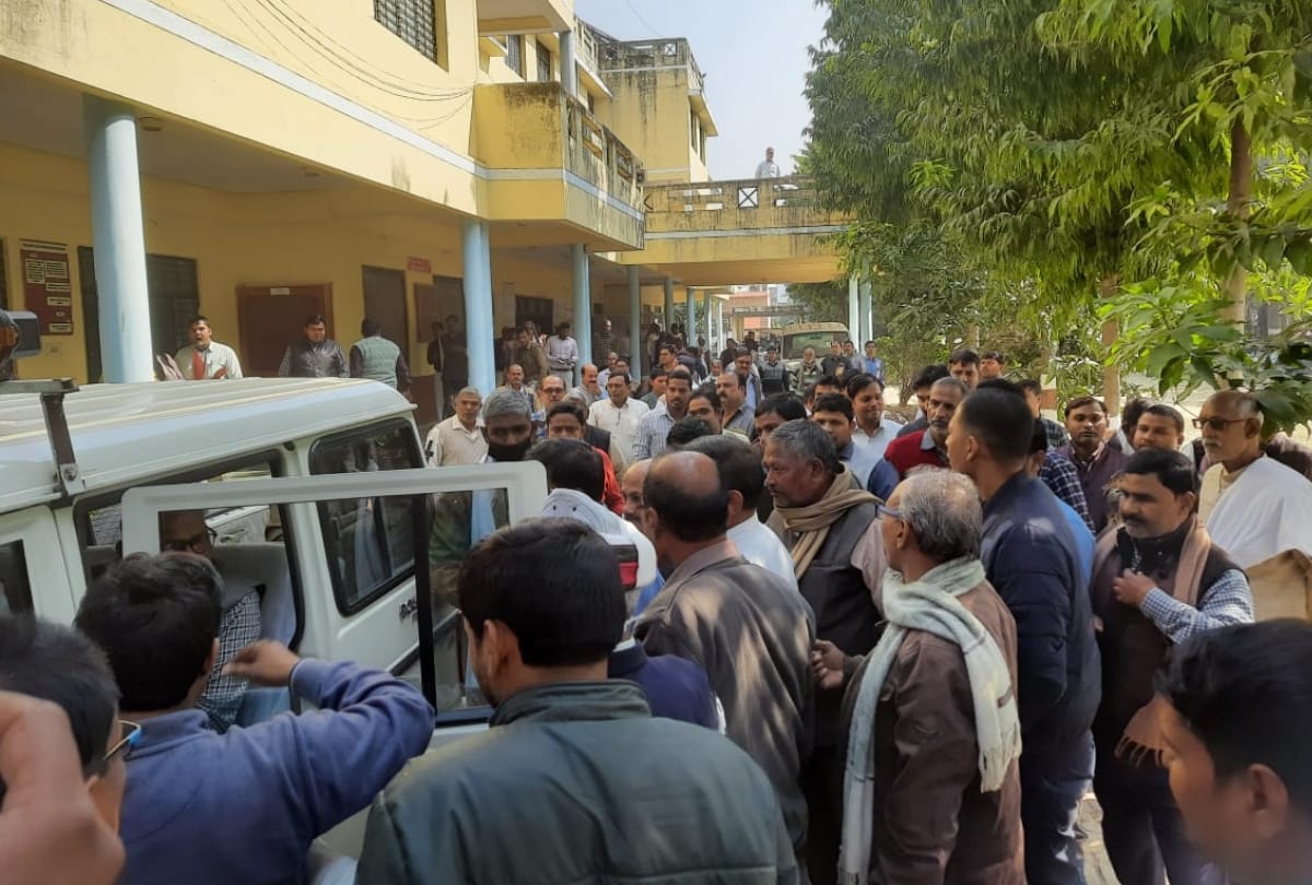 Lekhpals made ruckus in alapur tahsil in Ambedkarnagar.