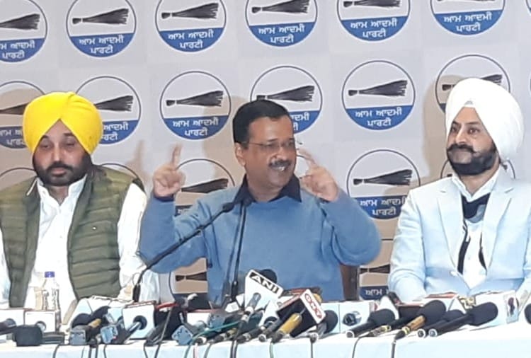 Delhi CM  Arvind Kejriwal praises Navjot Singh Sidhu during Amritsar visit