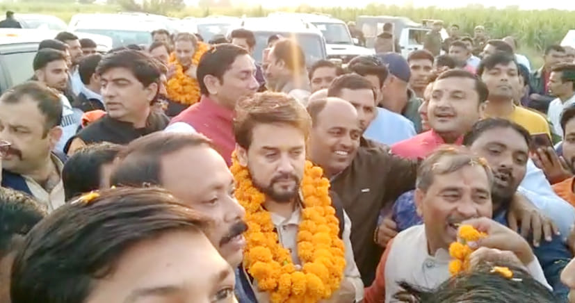 BJP gathered to welcome the Union Sports Minister at the toll plaza