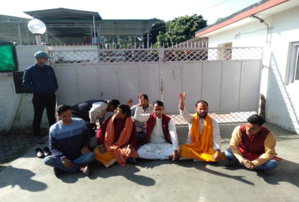 Chardham Devasthanam Board: priest doing protest and Shirshasana in front of Ministers Residences photos