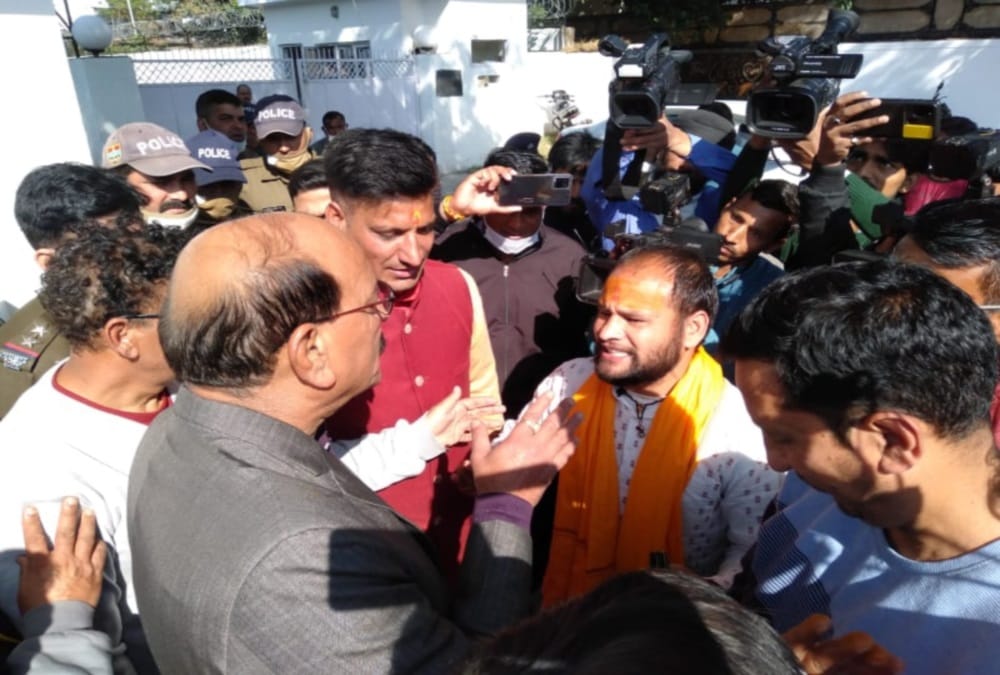 Chardham Devasthanam Board: priest doing protest and Shirshasana in front of Ministers Residences photos