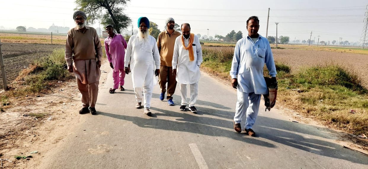 Passengers wandering on bay-bus rural routes