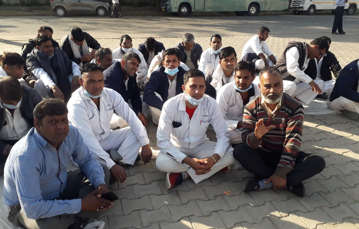 Employees strike in protest against the expulsion of 30 employees from the company