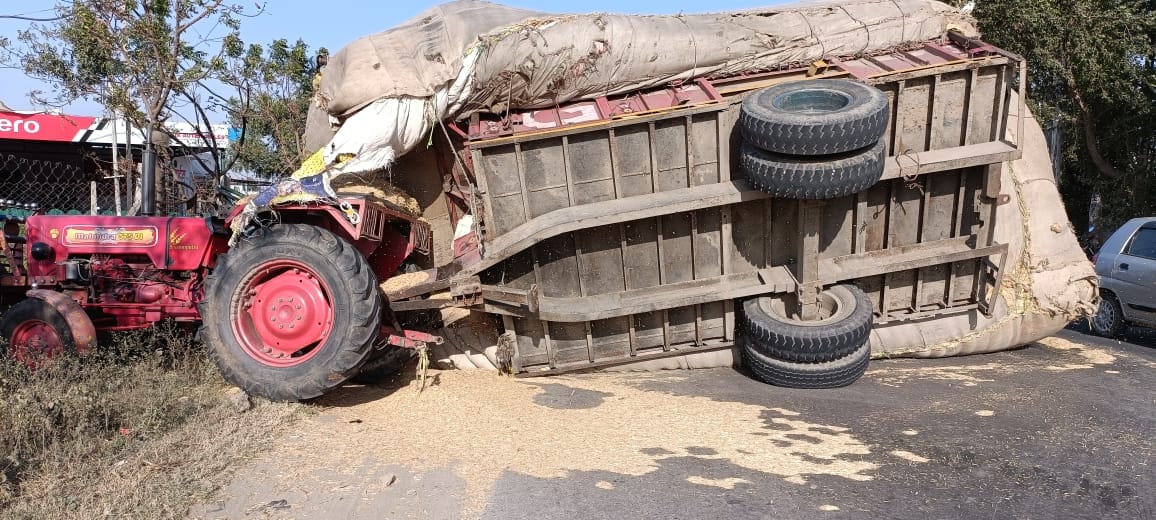 Tractor-trolley overturned on the road, the highway was jammed for two hours, Yamunanagar