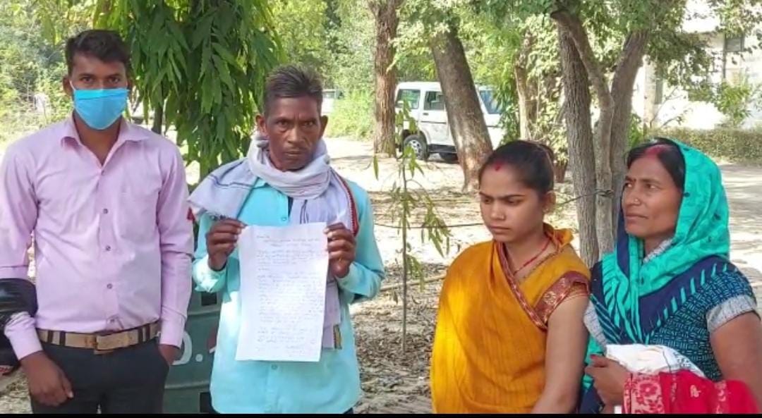 The police driving the bike came to the post in the dispute of the couple