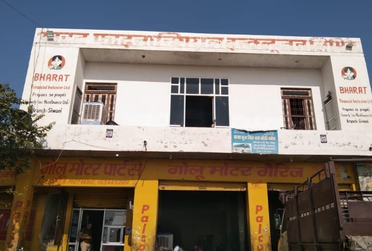 Robbery in finance company branch in siwani mandi