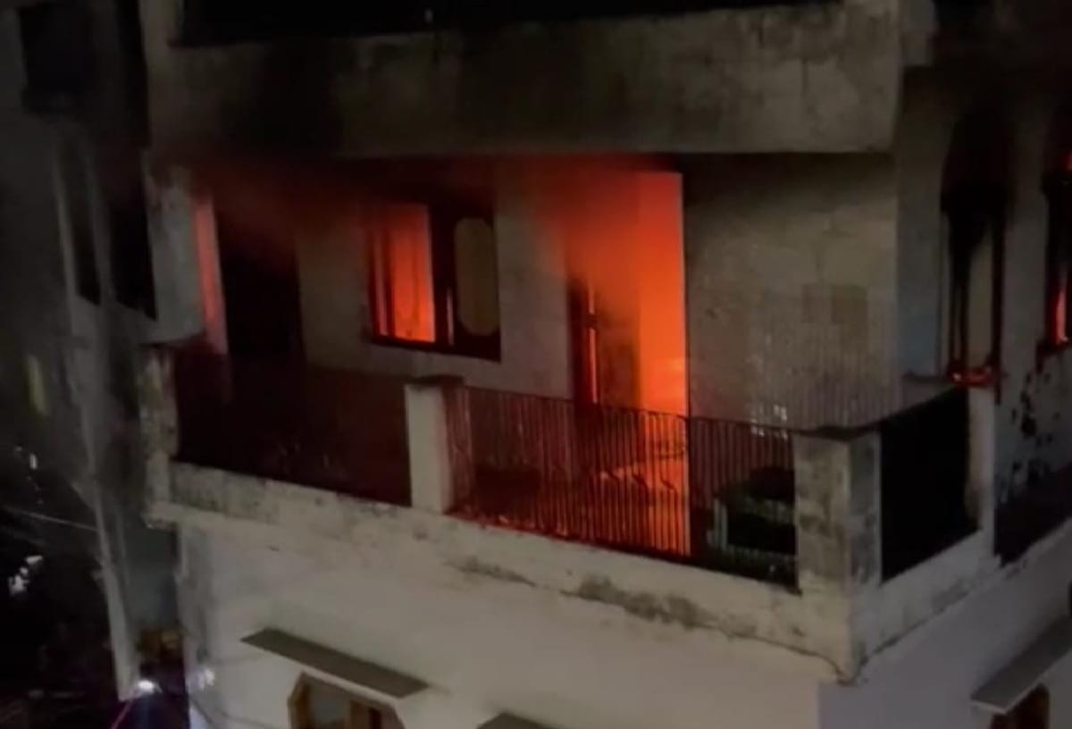 Fire broke out in apartment flat in Ramganga Vihar in Moradabad