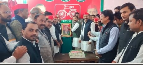 The Spaniards celebrated Mulayam Singh's 83rd birthday by cutting a cake