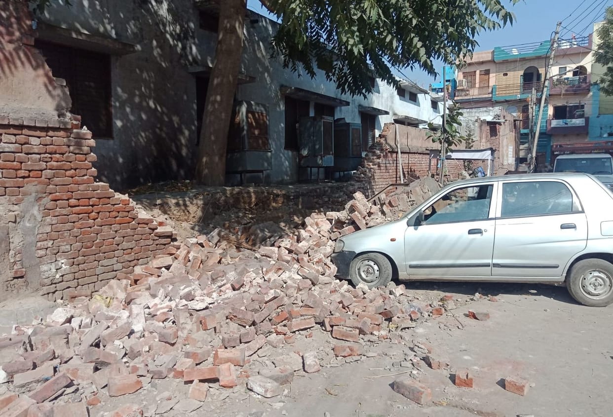 DEO office wall collapsed, major accident averted