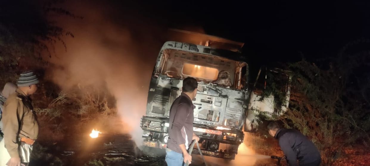 kanpur dehat : The dumper trampled the bike rider, the villagers burnt the vehicle