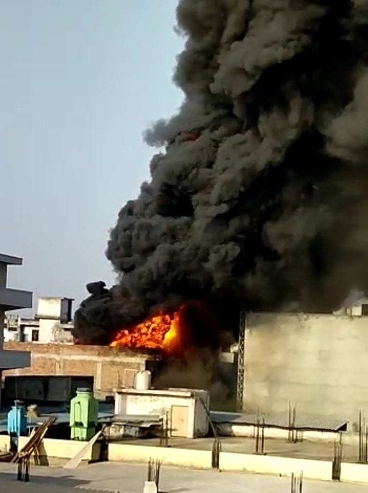 Loss of lakhs due to fire in shoe factory
