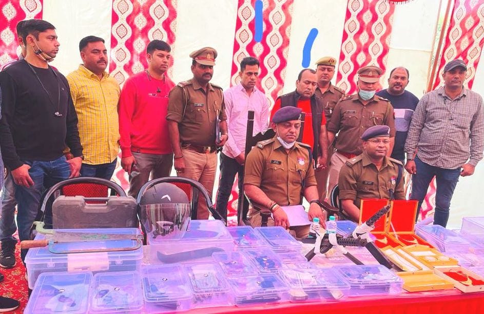 Two arrested for stealing from plane to Mumbai