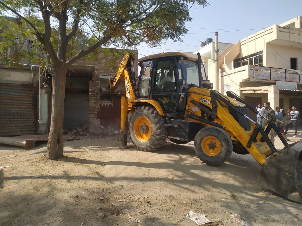Broken shops built on railway land by taking police force