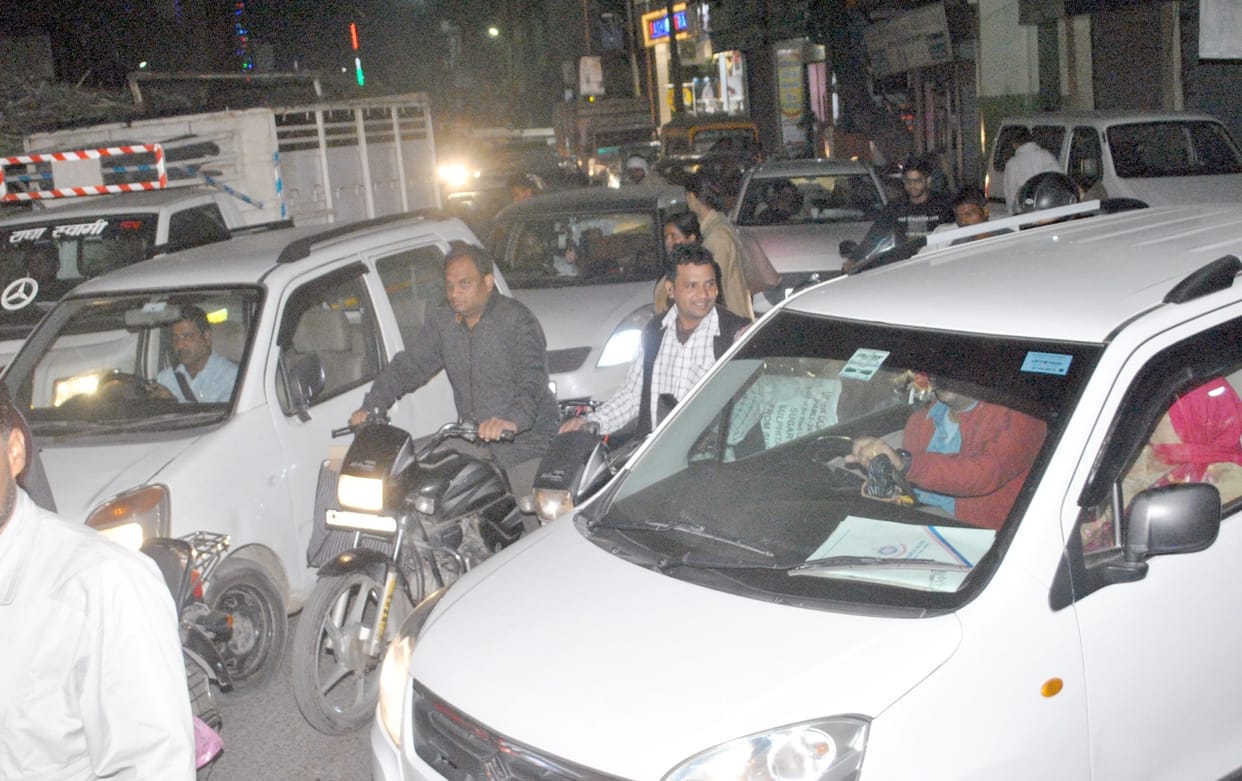 As soon as the evening falls, the jam of sugarcane vehicles starts in the city.