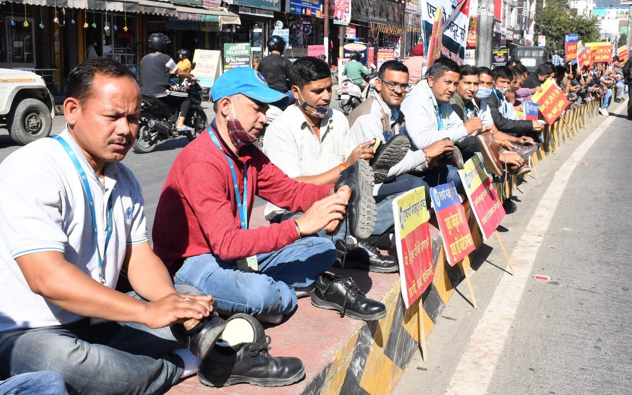 Unemployed workers demonstrated by boot polishing
