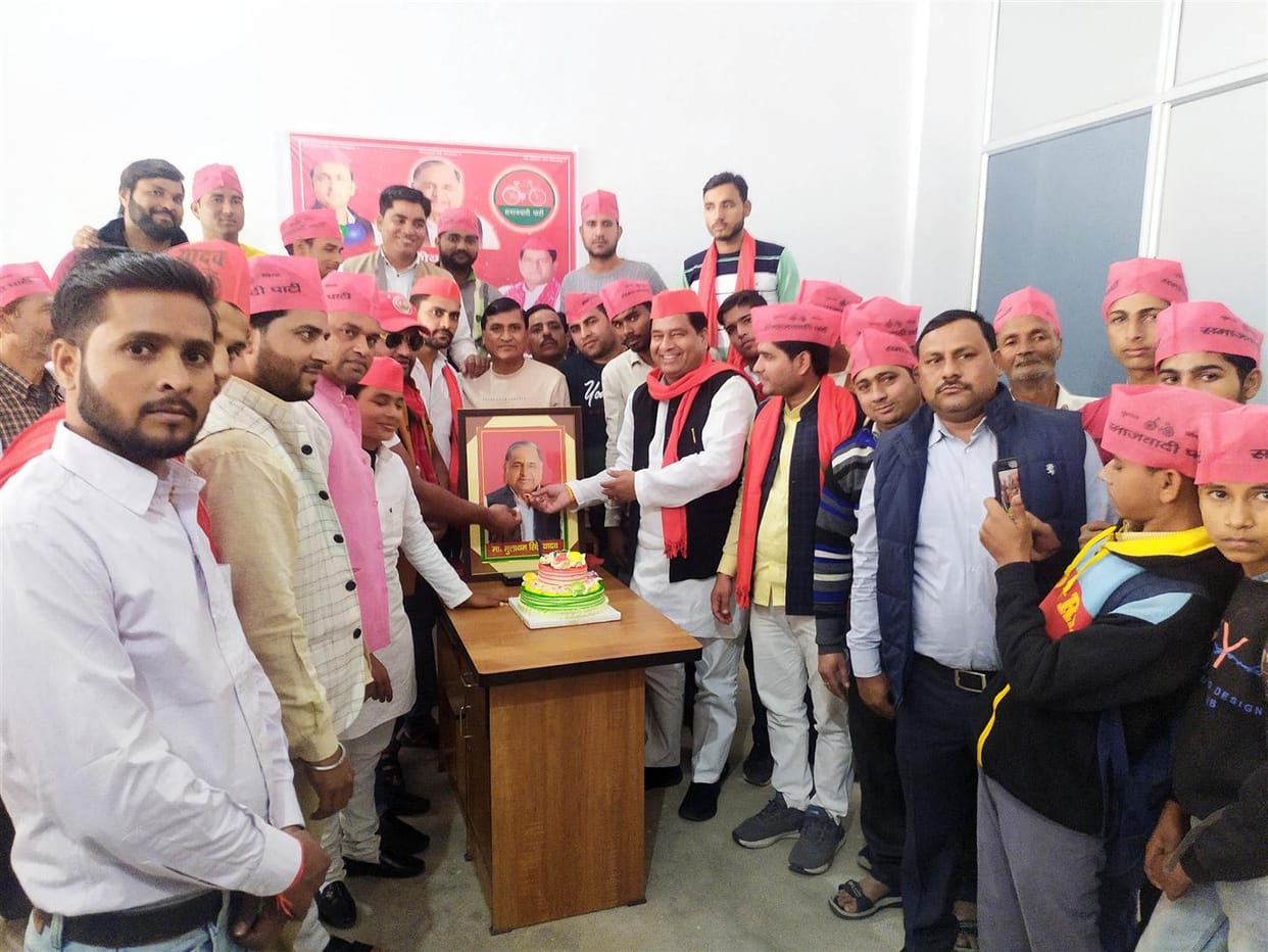 Hathras: Celebrated birthday of Mulayam Singh by cutting a cake