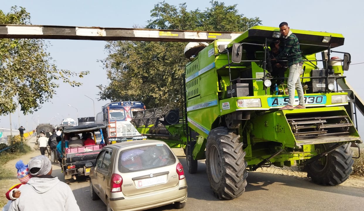 Harvester stuck in height gauge barrier, jammed