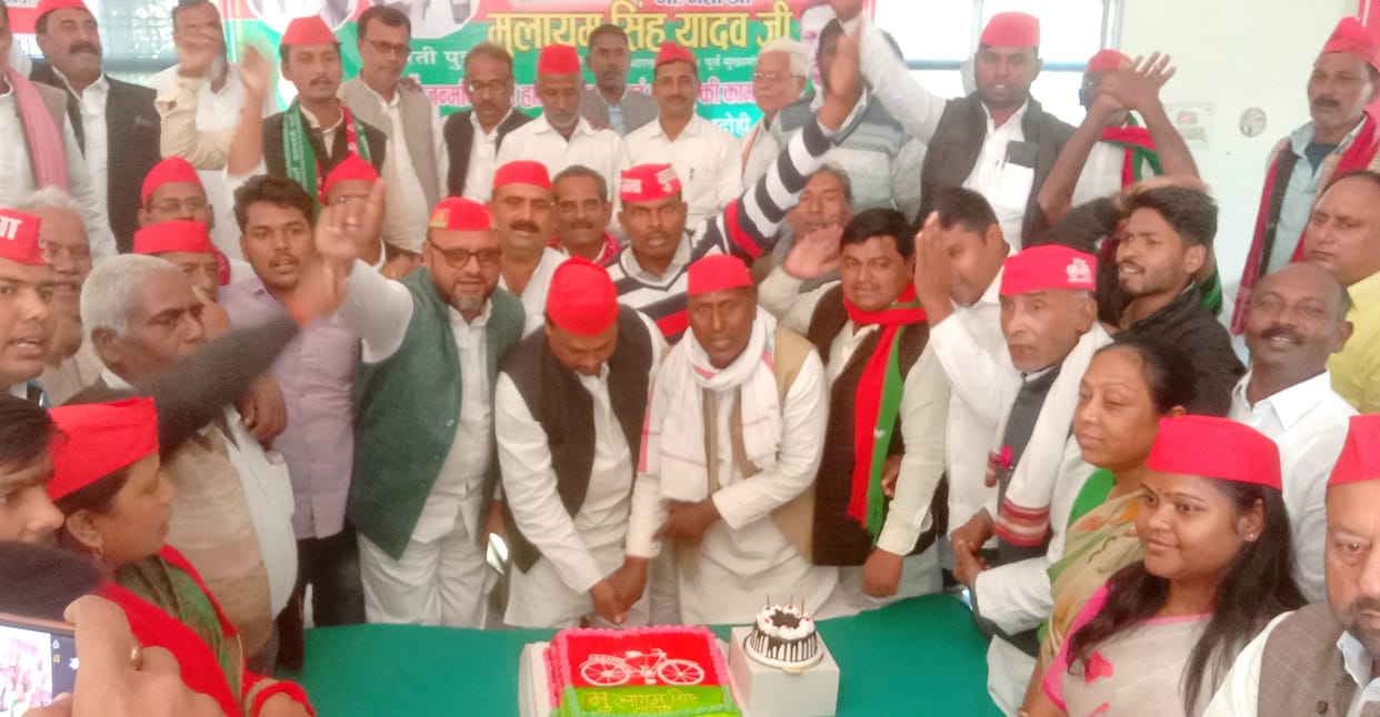 kek kaat kar manaaya mulaayam sinh yaadav ka janmadin