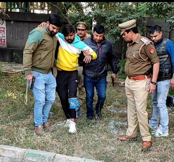 Two miscreants who robbed cash in procession arrested in encounter