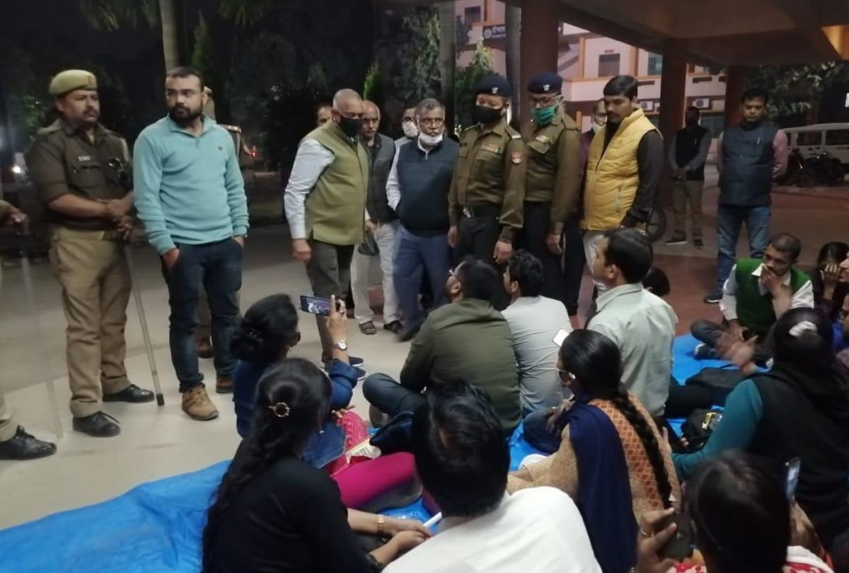 Pre-PhD candidates sitting on dharna for nine hours after locking