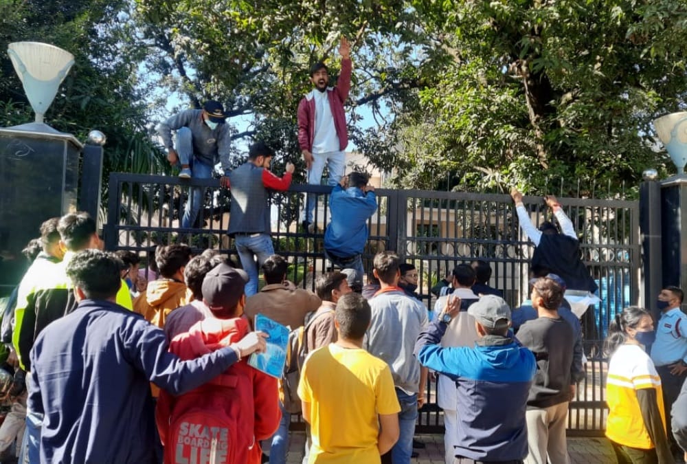 HNB Garhwal University Students Protest against Convocation before result declared photos