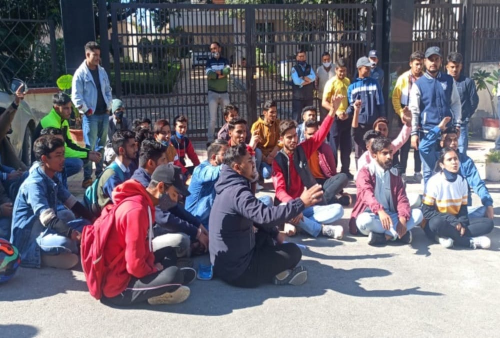 HNB Garhwal University Students Protest against Convocation before result declared photos