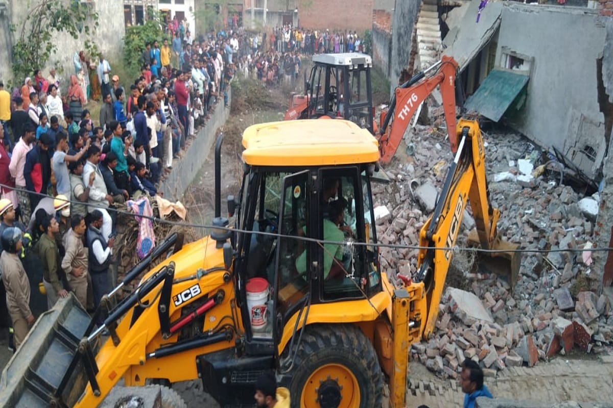 UP News: A two-storey house collapsed in Jai Bhim Nagar of Meerut, a child dies and many people injured of family and see photos