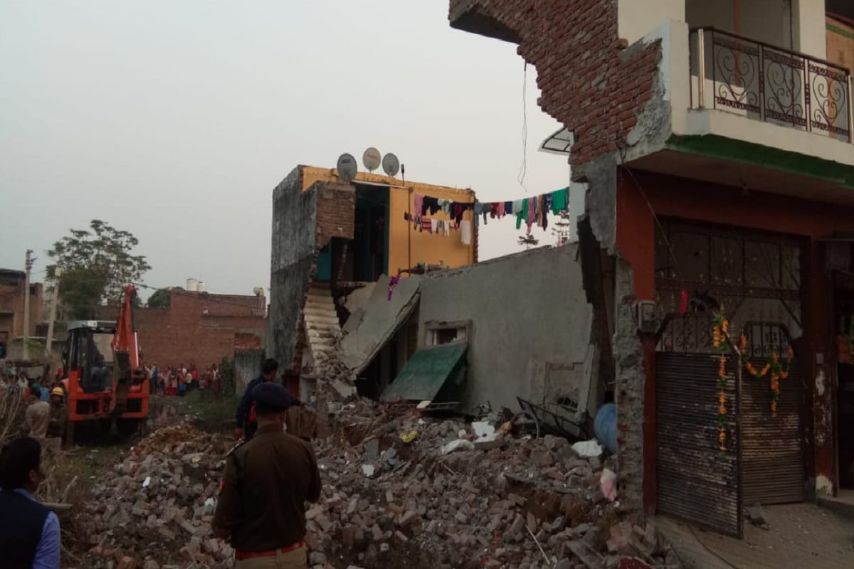 UP News: A two-storey house collapsed in Jai Bhim Nagar of Meerut, a child dies and many people injured of family and see photos