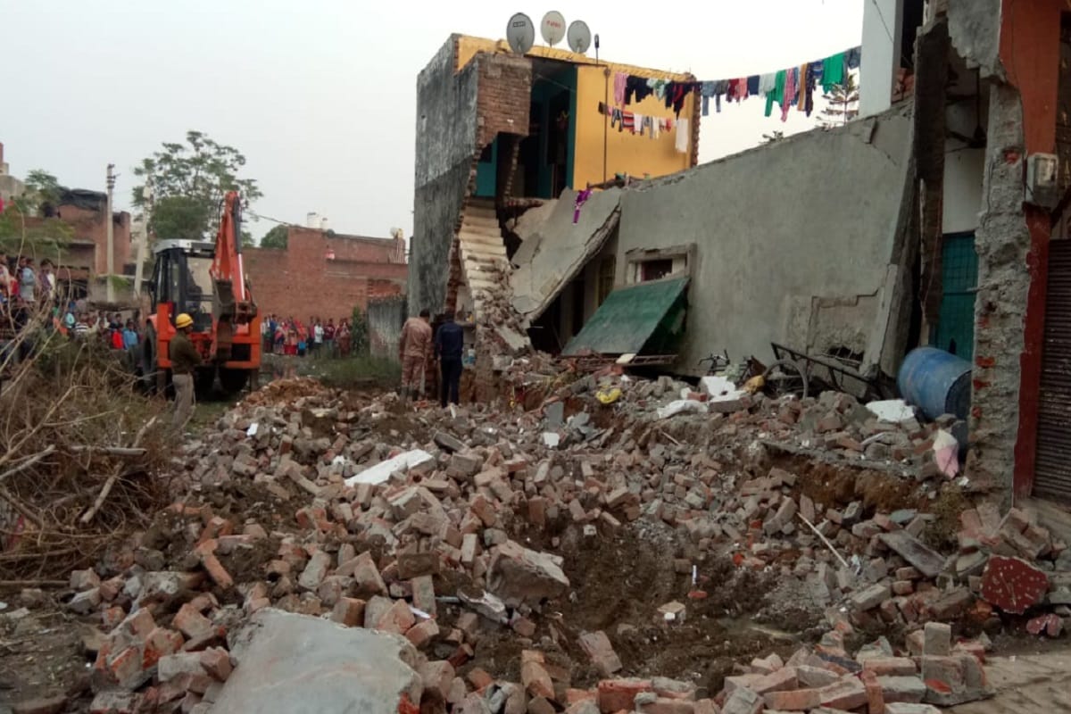 UP News: A two-storey house collapsed in Jai Bhim Nagar of Meerut, a child dies and many people injured of family and see photos