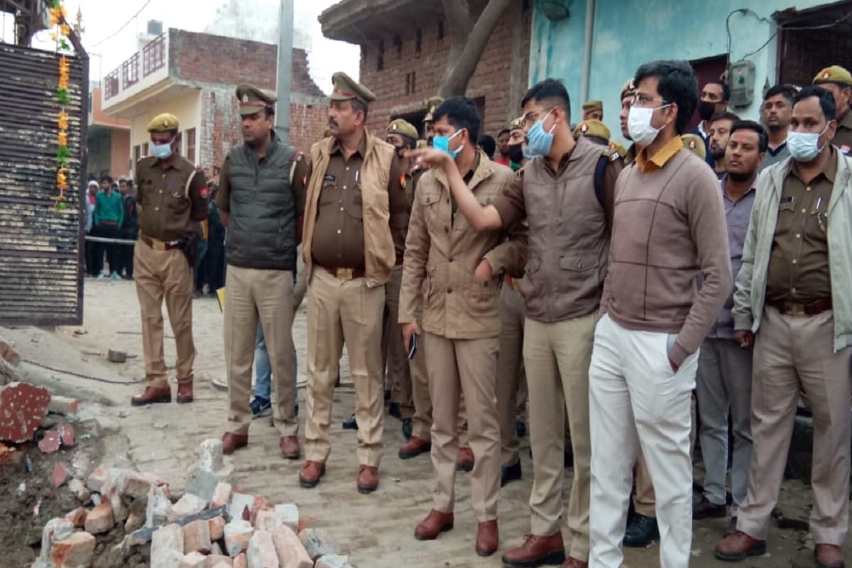 UP News: A two-storey house collapsed in Jai Bhim Nagar of Meerut, a child dies and many people injured of family and see photos