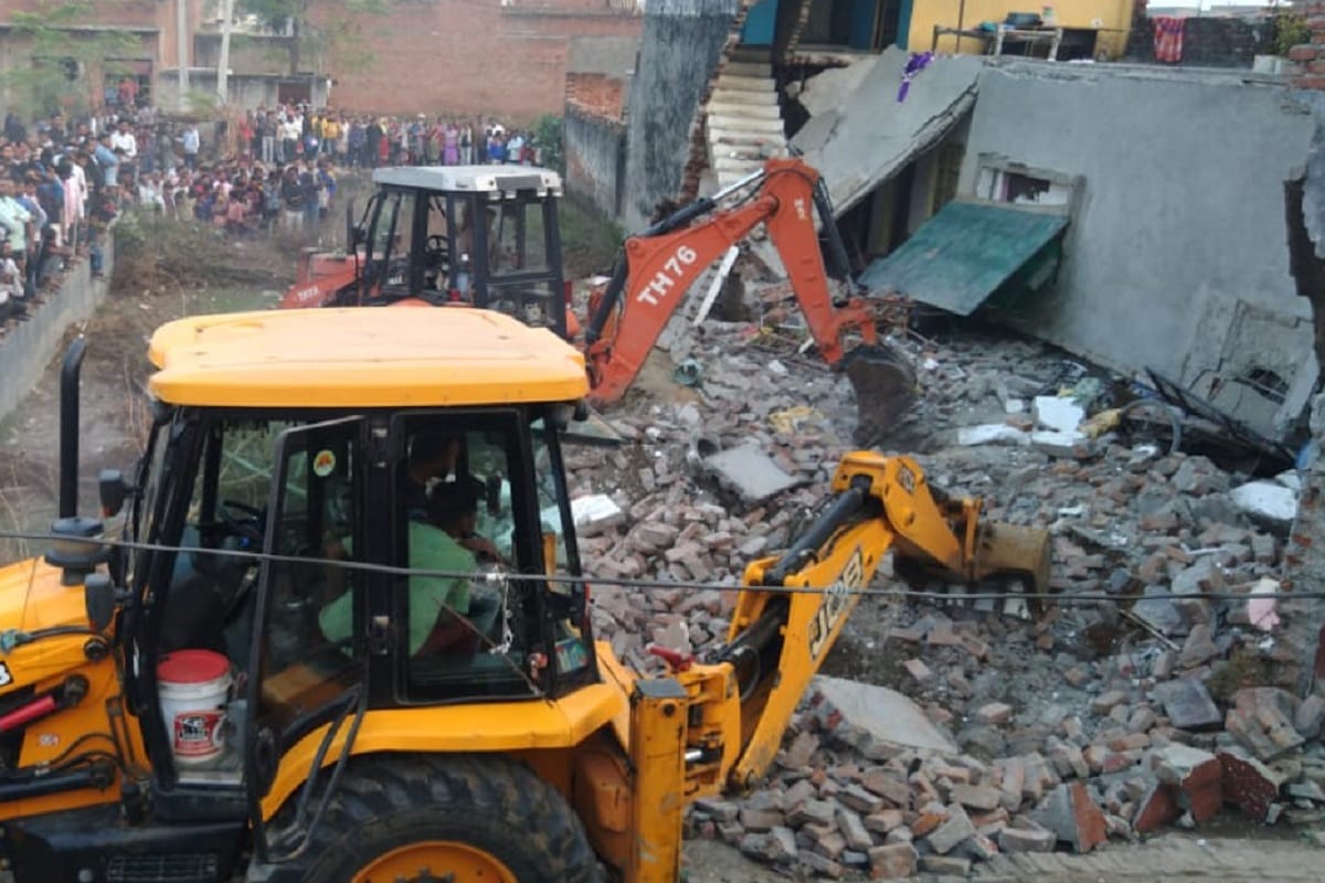 UP News: A two-storey house collapsed in Jai Bhim Nagar of Meerut, a child dies and many people injured of family and see photos