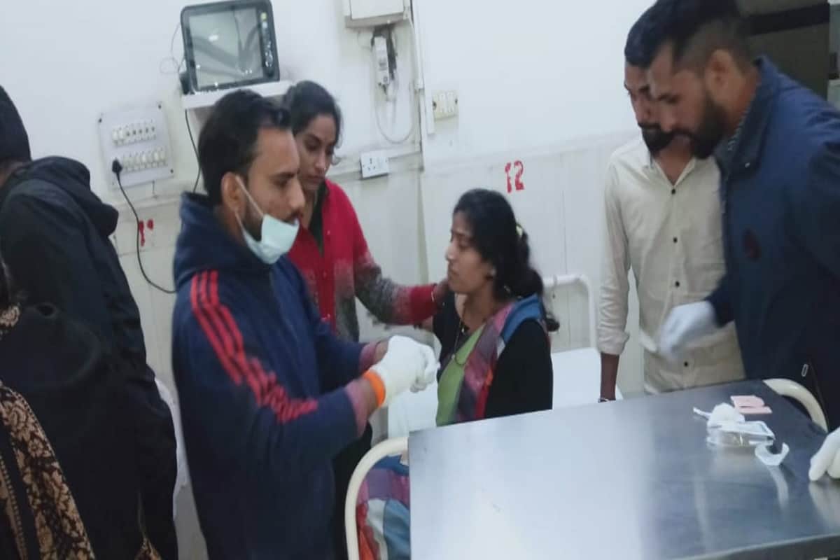 UP News: Bus accident on highway and 14 passenger injured in Muzaffarnagar