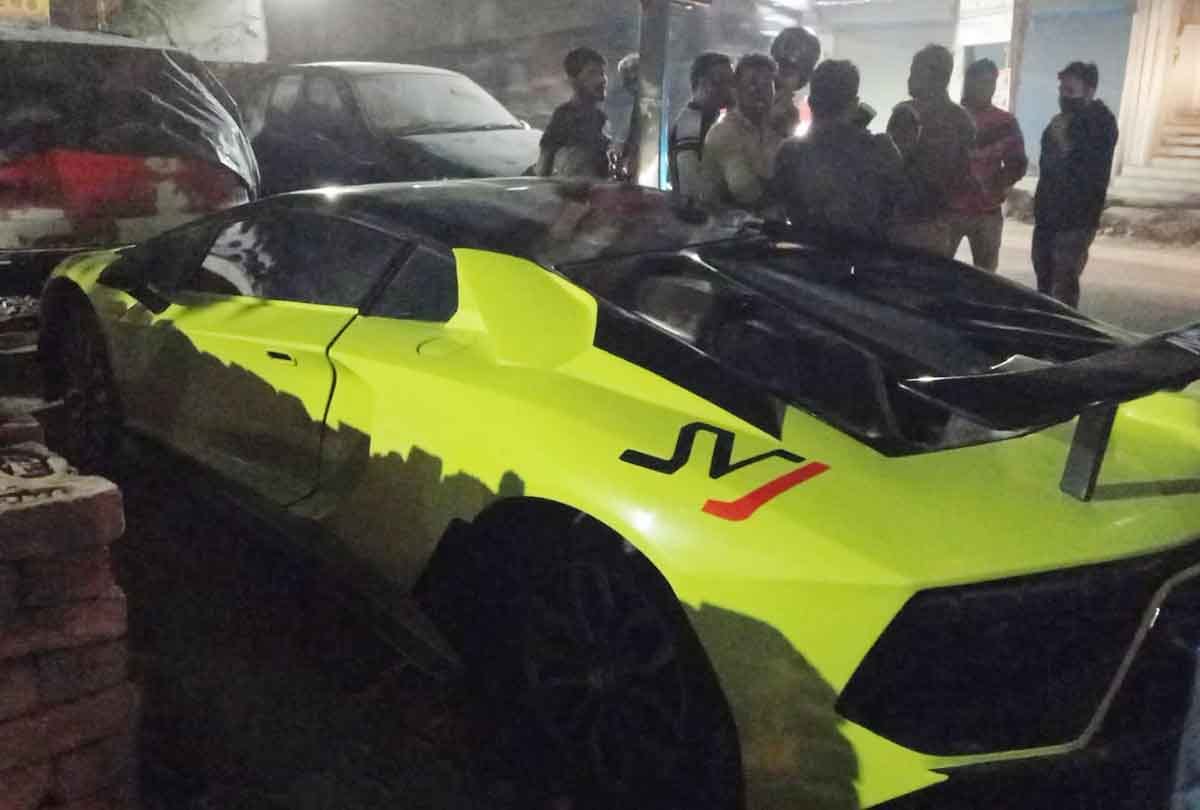 Mistaking the modified car as a Lamborghini, there was a crowd of selfie takers