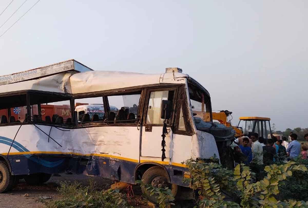 UP: Bus collided with Trala on Agra-Lucknow Expressway in Etawah, 13 passengers injured, admitted to Mini PGI