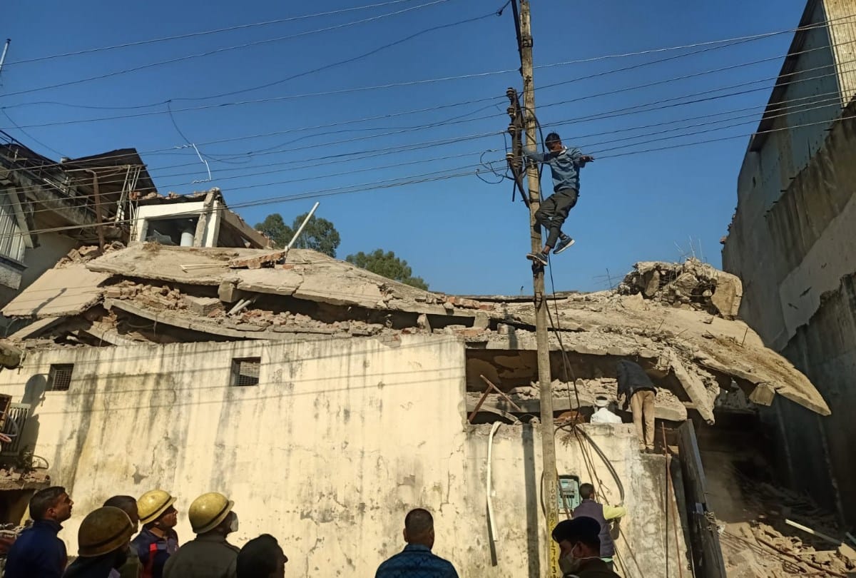 himachal news: building collapsed in parwanoo sector 2