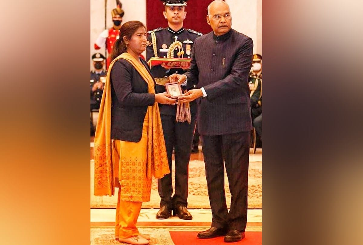 President Ram Nath Kovind presents Shaurya Chakra to Brijesh kumar Posthumous