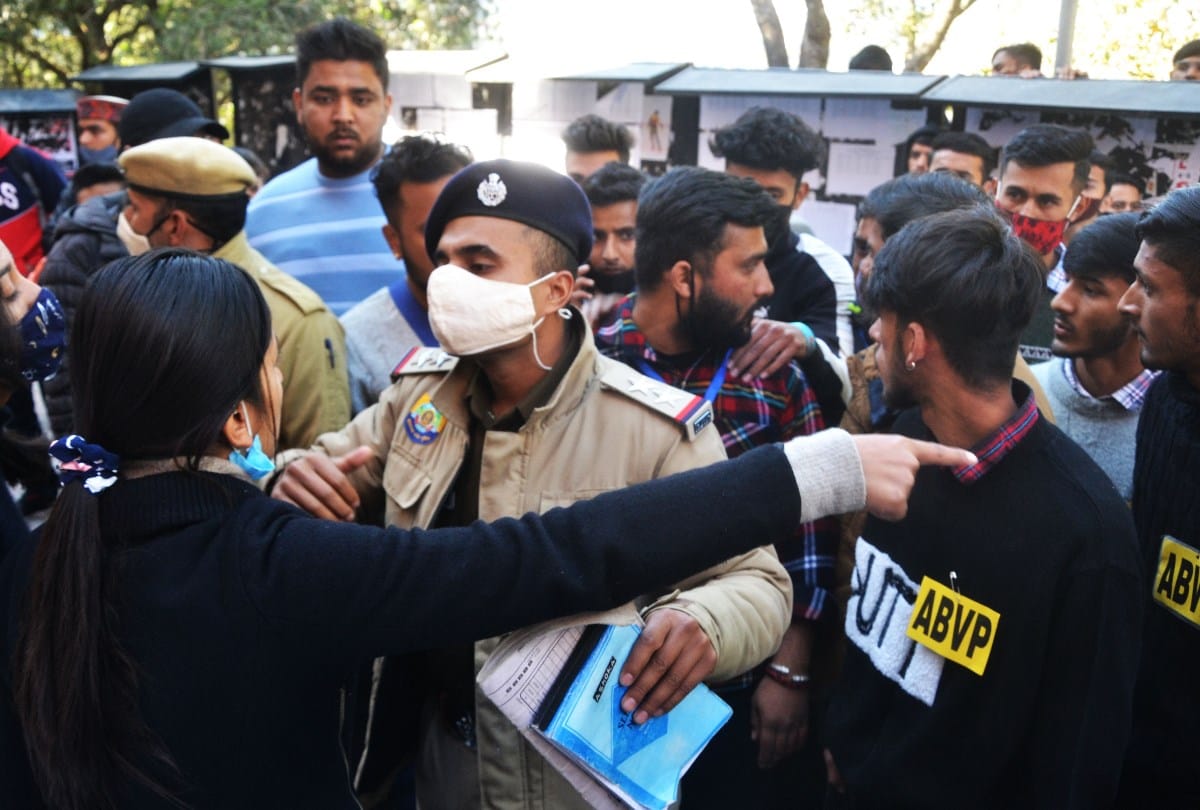 fight between ABVP and SFI karyakarta in Degree college Solan