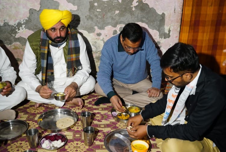 Delhi CM Arvind Kejriwal ate food at auto driver house in Ludhiana of Punjab