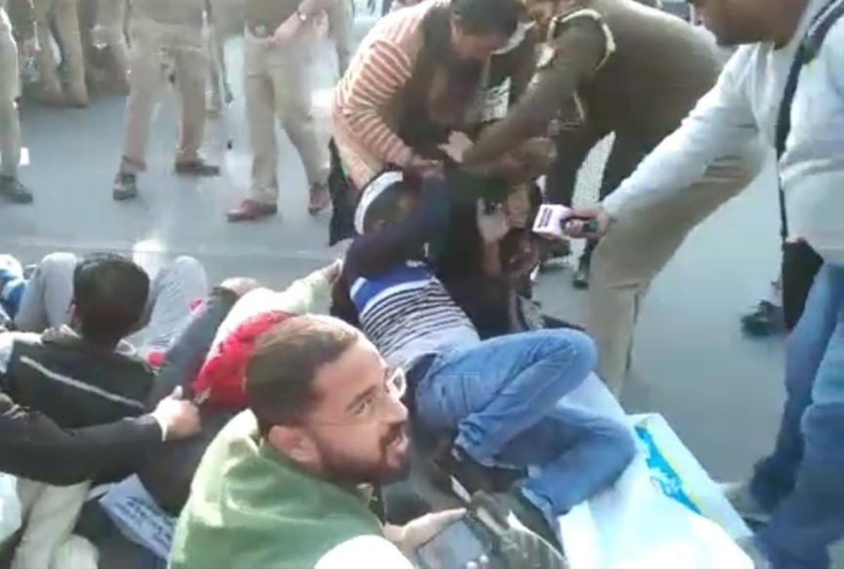 applicants of 69000 teachers protest in Lucknow.