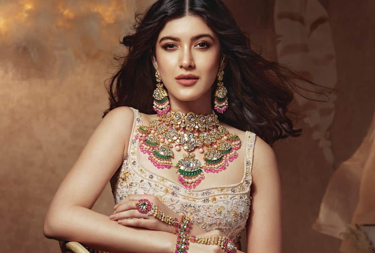 Shanaya kapoor Fashion Tips To Pair Ethnic Jewellery with Indian Outfits and Western Dresses