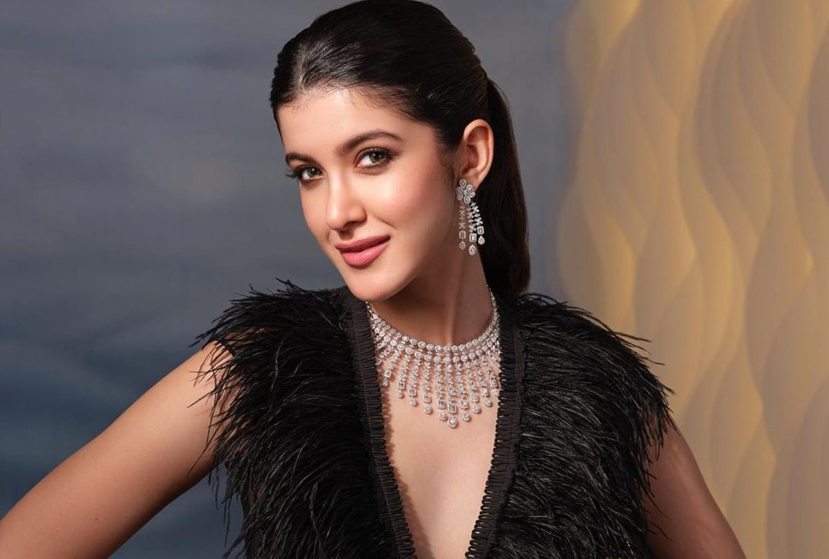 Shanaya Kapoor was seen doing photoshoot in sunlight fans loved her glamorous photos