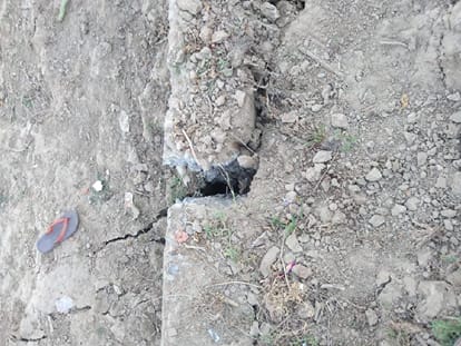In Varanasi, the walls and ceiling of the rooms of the houses on the banks of the Ganges were torn people closed the STP