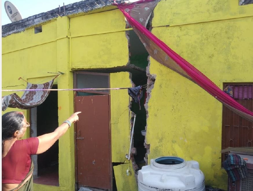 In Varanasi, the walls and ceiling of the rooms of the houses on the banks of the Ganges were torn people closed the STP