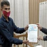 कागजों का सत्यापन कराने पहुंचे युवक से शपथ पत्र लेते एसडीएम सदर