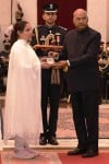 शहीद लांस नायक संदीप सिंह की पत्नी गुरप्रीत कौर को शौर्य चक्र भेंट करते राष्ट्रपति रामनाथ कोविं?