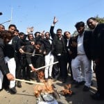 पश्चिमी यूपी में हाईकोर्ट की पीठ के केंद्रीय कानून मंत्री के बयान के विरोध में हाईकोर्ट चौराहे पर पुतला फूंकते अधिवक्ता। अमर उजाला।
