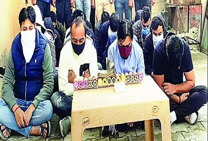 Gambling was running in a rented house 11 arrested in agra