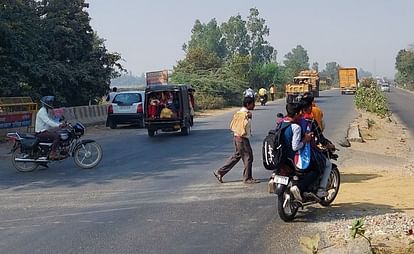 शाहजहांपुर में लखनऊ-दिल्ली हाईवे पर बरेली मोड़ के आगे नवादा चौराहा पर बिना किसी संकेतक के तेज रफ्