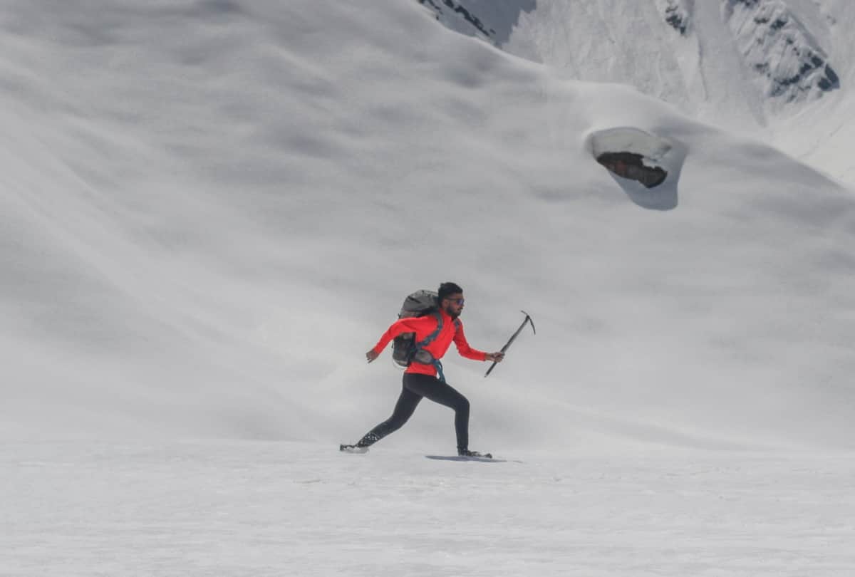 Nitish of Gorakhpur hoisted tricolor on 14 thousand feet mountain of Mount Pitalsu located in Manali